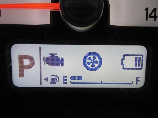 運転席のメータパネル類は常に視界に入る場所ですので、大事なチェックポイントです。ぜひ実際にご乗車ください。