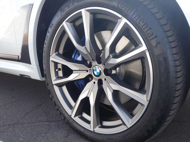 BMW純正22インチ MライトVスポークホイール。洗練されたデザインで、足元の個性を引き立てます。