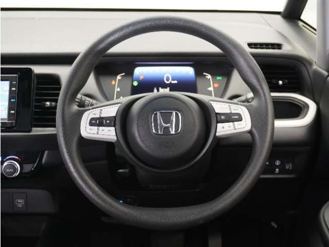 【Honda SENSING】 カメラ等装置で精度の高い検知能力を発揮、安全運転を支援します。ステアリング上のコントローラーに注目！