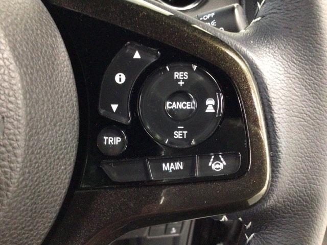【アダプティブ・クルーズ・コントロール】予め設定した車速内でクルマが自動的に加減速。 前走車との適切な車間距離を維持しながら追従走行し、高速道路でのドライバーの疲労を軽減してくれる嬉しい機能付♪