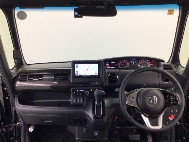 【前方視界】開放的な前方視界！運転がしやすく疲れにくいです♪窓が大きく、見通しがとっても良いおクルマですよ♪