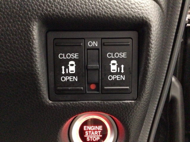 【両側パワースライドドア】両側がパワースライドドアになっており、運転席のスイッチやスマートキーでも開閉が可能です！開口部も広いので乗り降りも楽々♪