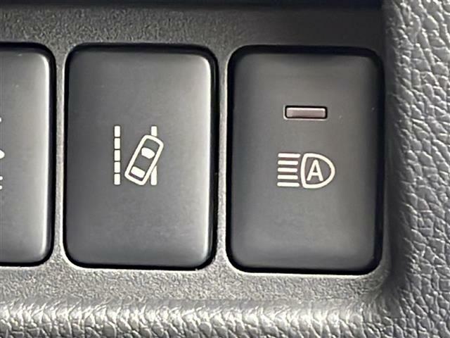【車線逸脱警報（LDW）】クルマが車線から逸脱しそうになると、はみ出さないように警報音と表示によってドライバーに注意を促します。機能には限界があるためご注意ください。