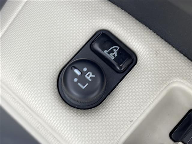 【電動格納ミラー】運転席のスイッチで、ドアミラーの開閉や角度の調整ができます。