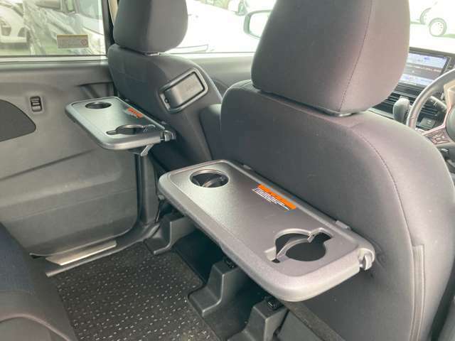 行楽に便利なドリンクホルダーも備え付けた展開式のシートバックテーブル。現地に早めについて車の中でお食事っていうのもなかなか楽しいですよね。