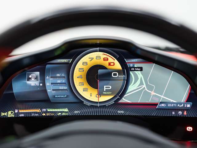 運転に必要な情報を分かりやすく表示するフルデジタルコクピットが採用されております。