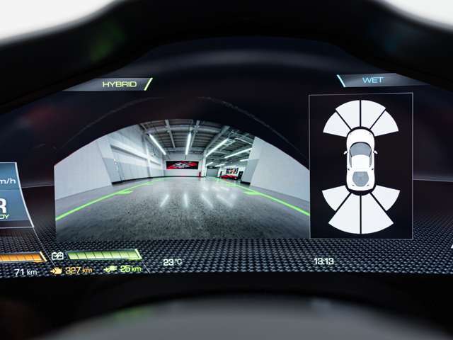 バックカメラもついておりますので駐車も安心です。また、パーキングセンサーも装備しておりますので、音で障害物を知らせてくれます。