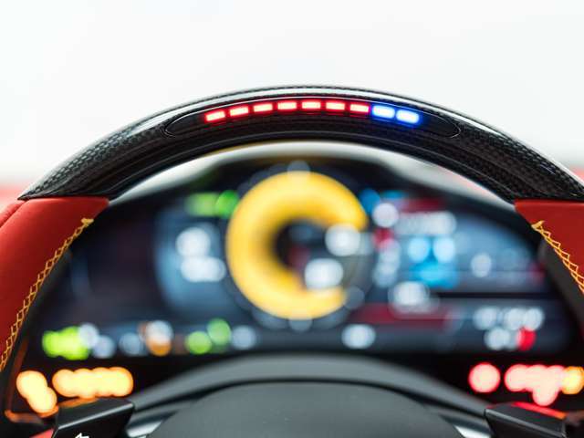 LEDはレブリミットに近づくとシフトアップを促します。また、サーキット走行時、視野をそらさずシフトチェンジを行えます。