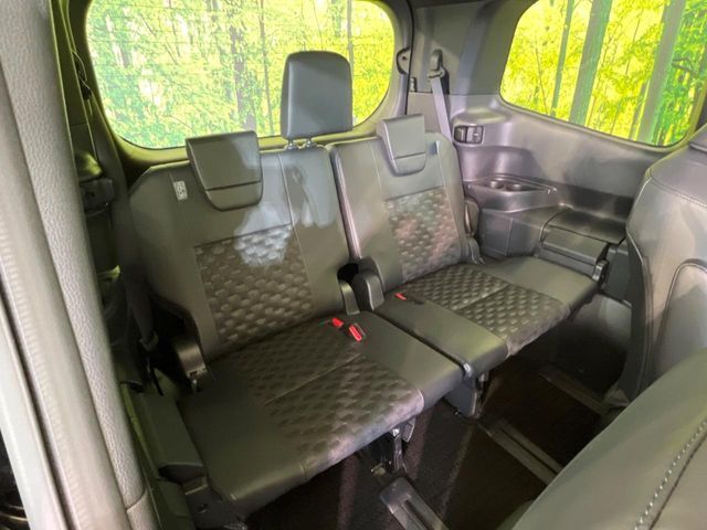 3列目シートはもちろん状態良好☆大人でもゆったりと座って頂けますので、大人数でのお出かけもラクラクです♪ご家族で、気の知れた仲間で、ドライブに行くのが楽しみですね♪