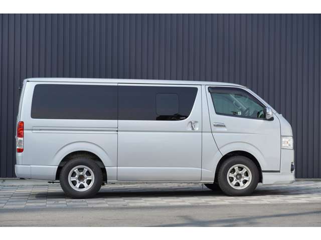当店は厳選したお車を展示販売しており、もちろん全国販売可能です。県外販売実績も毎月多数ございます。気になる箇所や追加画像もLINEかメール対応可能です。
