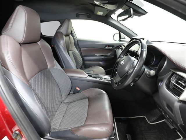 ゆったり室内で運転もしやすいです♪使い勝手の良い配置も考えられています！！