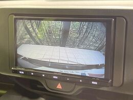 【バックカメラ】駐車時に後方がリアルタイム映像で確認できます。大型商業施設や立体駐車場での駐車時や、夜間のバック時に大活躍！運転スキルに関わらず、今や必須となった装備のひとつです！
