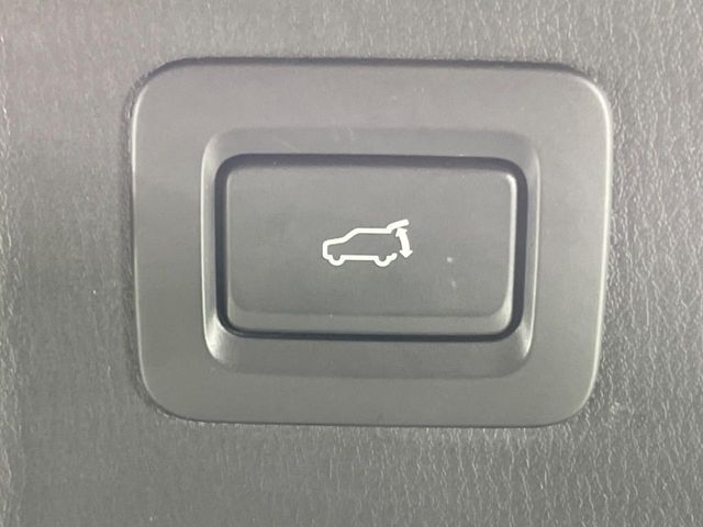 【パワーバックドア】スマートキーや運転席のボタンを押すだけでリアゲートが自動で開閉します！荷物を持っている時や、高い位置にあるバックドアを閉める際に便利な機能です♪