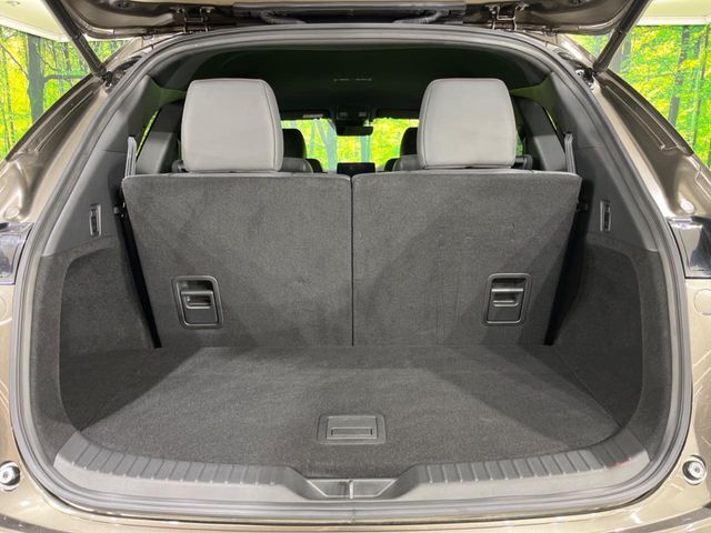 積み下ろしのしやすいデッキにはたっぷりと荷物を積み込んでいただけます。遊びから仕事まで、様々なシーンで頼れます♪