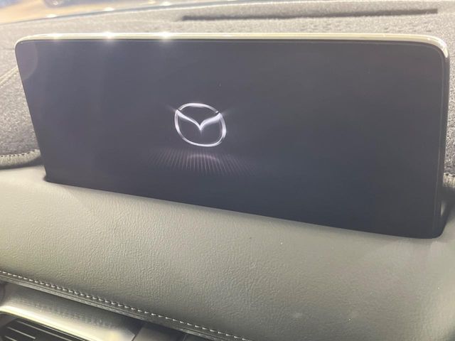 【メーカー純正ナビ】インテリアに溶け込むスタイリッシュな「専用設計」メーカーナビを装備♪視認性や操作性など基本性能にも優れ、より上質なカーライフをお楽しみいただけます。