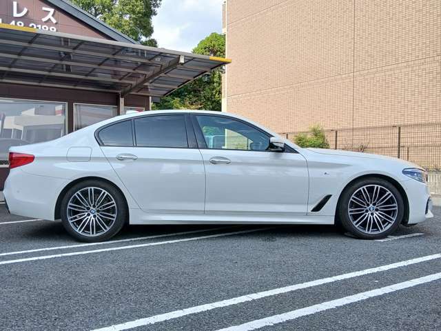 車両販売以外にも整備や車検、鈑金、ドラレコやAftermarketナビ取り付け、ガラスコーティング施工なども専門店ならではの安心価格にて対応可能です。