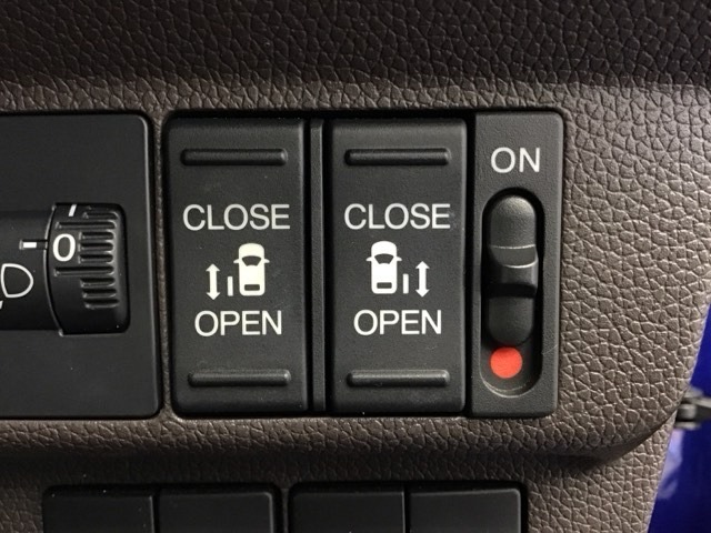 狭い所でも乗り降り楽々な両側電動スライドドアです！