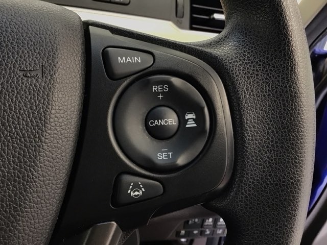 アクセルから足を離しても設定したスピードを保ち走行し、高速道路での疲労軽減に役立つクルーズコントロール付きです！