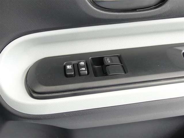 【運転席ドアマスタースイッチ】・・・パワーウィンドウは運転席・助手席のみの装備となりますのでご注意下さい、後部座席窓はレバーを回して操作するようになります。