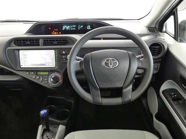 高いホールド性で運転姿勢が安定します。長距離ドライブでも疲れにくいのが魅力です。快適なドライビングライフをお送りください♪