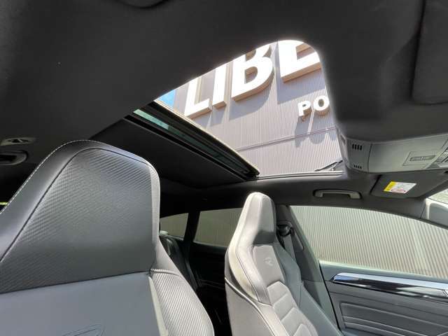 LIBERALAでは多種多様の車種をご用意させていただいております。お客様がご納得いくまで、そのお車の持つ特性を五感すべてで感じ取っていただける場をご提供します。