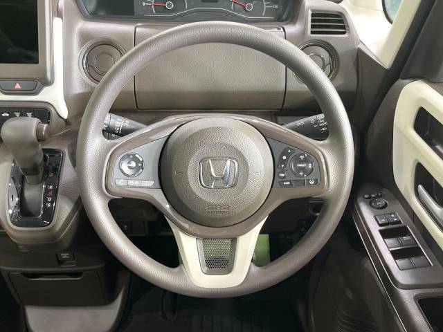 インテリアに合わせたデザインのステアリングは、運転される方のことも考え、運転しやすい形状、大きさです。是非一度、実際に触ってお確かめください。