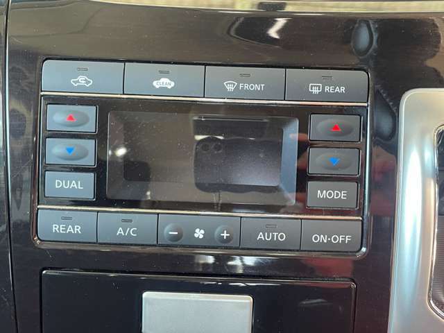 オートエアコンは温度を設定すれば自動で快適な状態にしてくれます。運転中の温度操作が減るので安心ですね♪