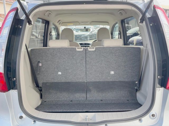 積み下ろしのしやすいデッキにはたっぷりと荷物を積み込んでいただけます。遊びから仕事まで、様々なシーンで頼れます♪