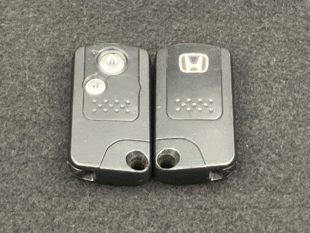 【スマートキー】持っているだけでエンジン始動や、ドアロックの開閉まで出来ちゃう賢く便利なスマートキーを装備！イモビライザーでセキュリティー対策もOK！