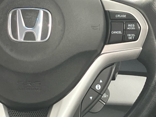 【クルーズコントロール】アクセルペダルを踏まずに一定の車速で走行できますので、高速道路など加減速の少ない道で便利です。