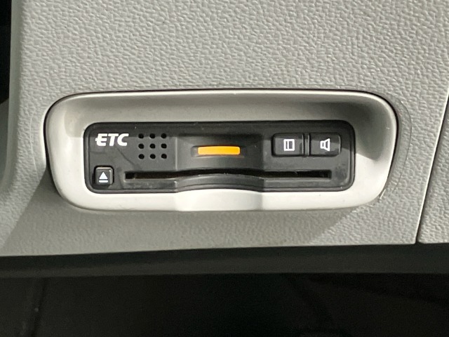 【ETC】便利なETC車載器も装備！高速道路の料金所もスムーズに通過できます。今や必須の装備ですね！お客様用にセットアップをしてのお渡しとなります！