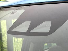 【スマートアシスト】走行中に前方の車両等を認識し、衝突しそうな時は警報とブレーキで衝突回避と被害軽減をアシスト。より安全にドライブをお楽しみいただけます。