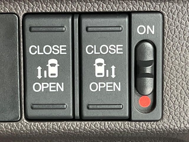 【両側パワースライドドア】スマートキーや運転席のスイッチで後席両側スライドドアの開閉が可能♪電動だから力を入れてドアを開ける必要が無く、小さなお子様でも簡単に開け閉めでき快適です♪