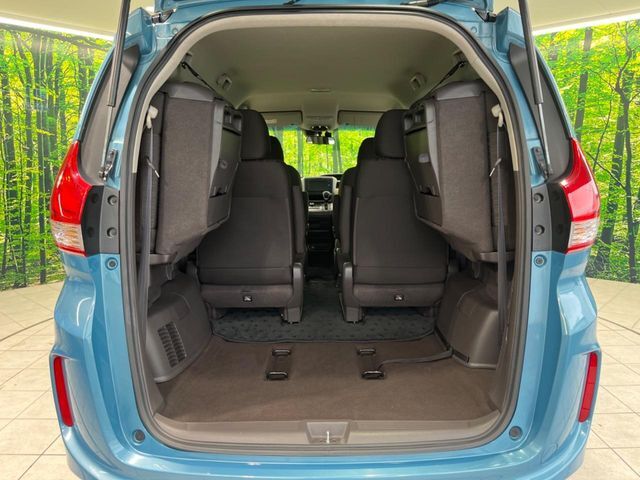 普段のお買い物や通勤、送迎等に十分な荷室スペースを確保しております。セカンドシートを倒すと、大きな荷物の積載も可能です♪