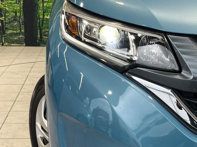 【LEDヘッドライト】悪天候や夜間走行時も良好な視界を確保し安心して運転できる高輝度LEDヘッドライトを装備！点灯速度が早く、消費電力も抑えられています。