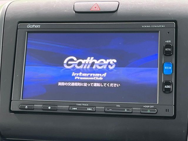 【純正ナビ】人気の純正ナビを装備しております。ナビの使いやすさはもちろん、オーディオ機能も充実！キャンプや旅行はもちろん、通勤や買い物など普段のドライブも楽しくなるはず♪