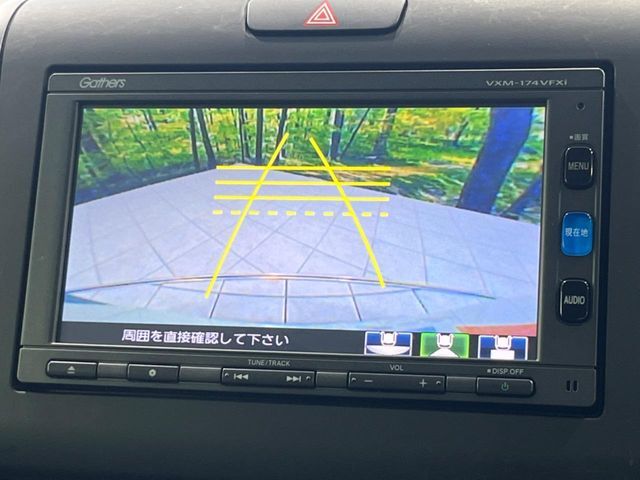 【バックカメラ】駐車時に後方がリアルタイム映像で確認できます。大型商業施設や立体駐車場での駐車時や、夜間のバック時に大活躍！運転スキルに関わらず、今や必須となった装備のひとつです！