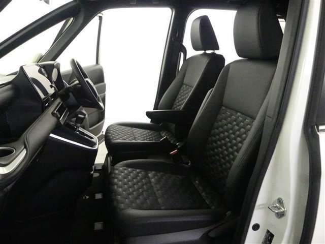 高いホールド性で運転姿勢が安定します。長距離ドライブでも疲れにくいのが魅力です。快適なドライビングライフをお送りください♪