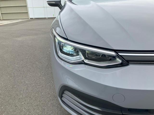 先進のIQ.LIGHT搭載　22個のLEDライトが前方の道路状況を検知し照射エリアを最大限に確保