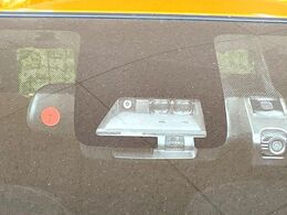 【プリクラッシュセーフティ】前方の車両等を検知し、衝突しそうな時は警報で注意を促し、ブレーキを踏む力をサポート。ブレーキを踏めなかった場合は衝突被害軽減ブレーキが作動、衝突回避をサポートします。