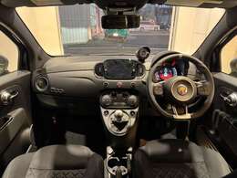 運転のしやすさも、操作のしやすさも、視認性も、快適性も、すべて考え抜かれたレイアウトが特徴のインテリア。しかも、車室空間が広々なので、すべての席が足元ゆったりです