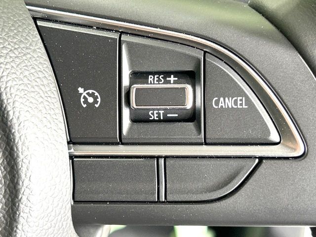 【クルーズコントロール】高速道路もラクラク走行。アクセルを離しても一定速度で走行ができ、長距離運転時の負担を軽減！加速・減速も簡単なスイッチ操作で調整できます。
