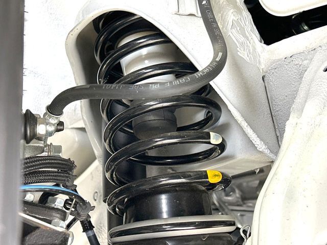 お車を安心してお乗りいただく為には、足回りの定期点検が欠かせません。サービスサポート（有償保証）では無料点検もご提供しており、安心のカーライフをお過ごしいただけるサポート体制が整っています。