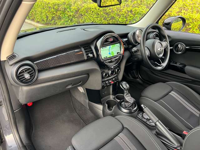 車内には気になる匂いや目立った傷、汚れ箇所などもありません。