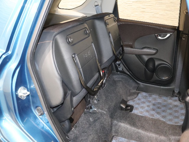 HONDA独自の機構！リアシートはチップアップ（跳ね上げ）することにより背の高い荷物も楽々積み込みすることが可能！！より空間を有効にするためにも大変便利なシートアレンジになります！！