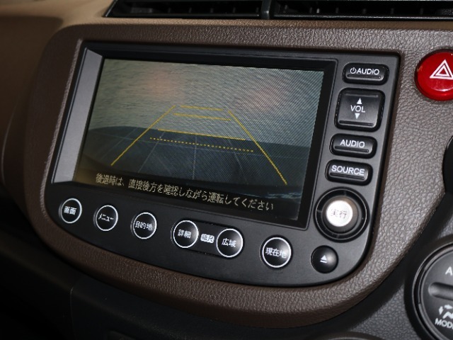 バックカメラが装備されており、後方の安全確認はもちろんのこと狭い場所での駐車や雨の日・夜間など視界の悪いコンディションでのストレスの軽減にもなります！