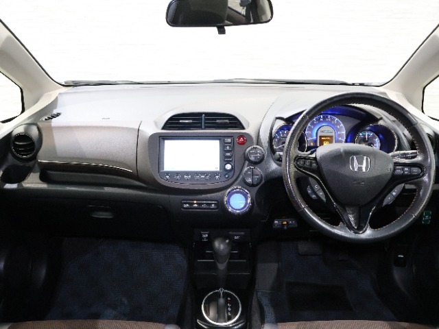 操作性に優れた運転席となります！小物入れや各ボタンの配置にこだわり、使いやすいです！座り心地もよく視認性も良好なのでロングドライブもお任せ下さい！