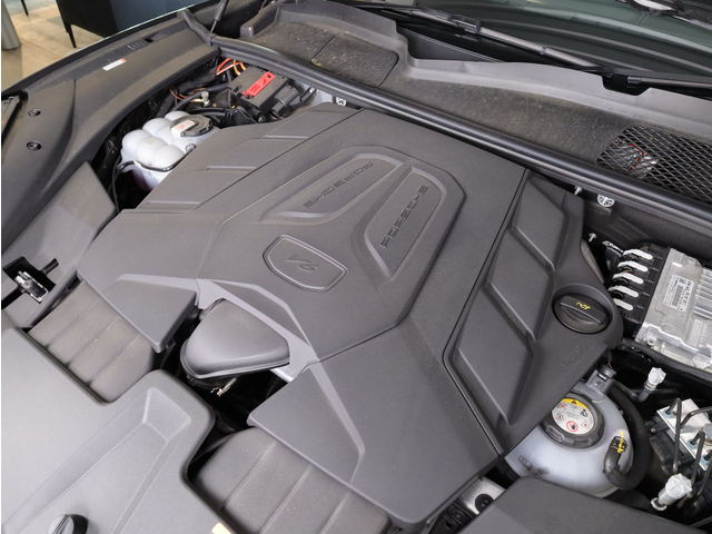 3.0リッターV型6気筒ターボエンジン＋モーター搭載