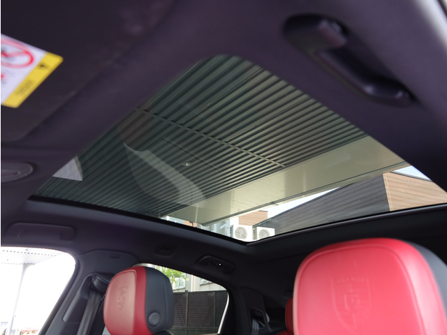 車内全体を明るく広々とした開放感を演出。美しい景色を楽しみながら、特別なドライブ体験を提供します。