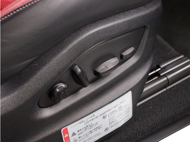 14wayシートが細やかな調整機能で快適性とホールド性を両立。 長時間のドライブやスポーツ走行でも理想的なドライビングポジションを実現します。